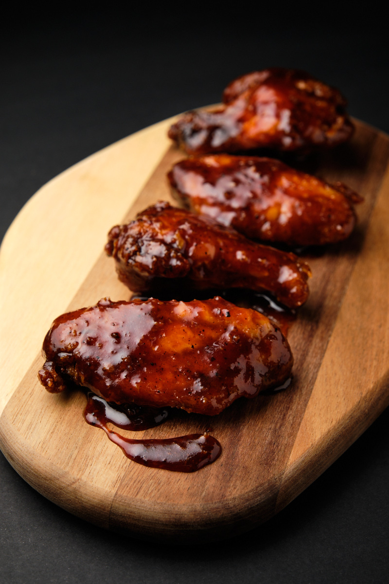Alitas de pollo sobre tabla de madera
