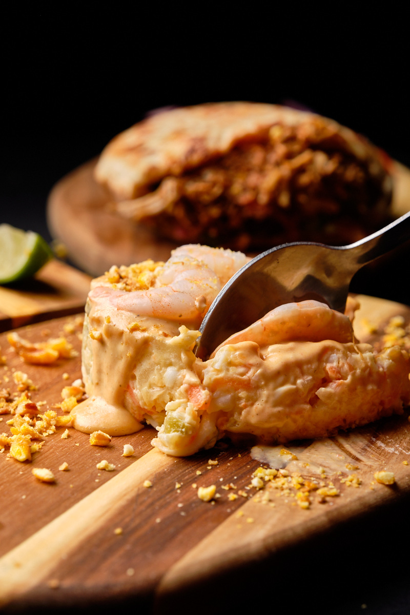 Ensaladilla rusa sobre tabla de madera