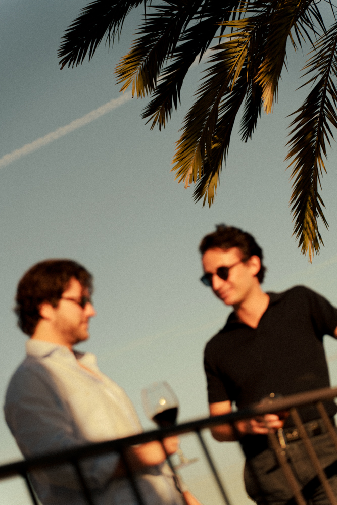 Dos personas en la terraza del restaurante