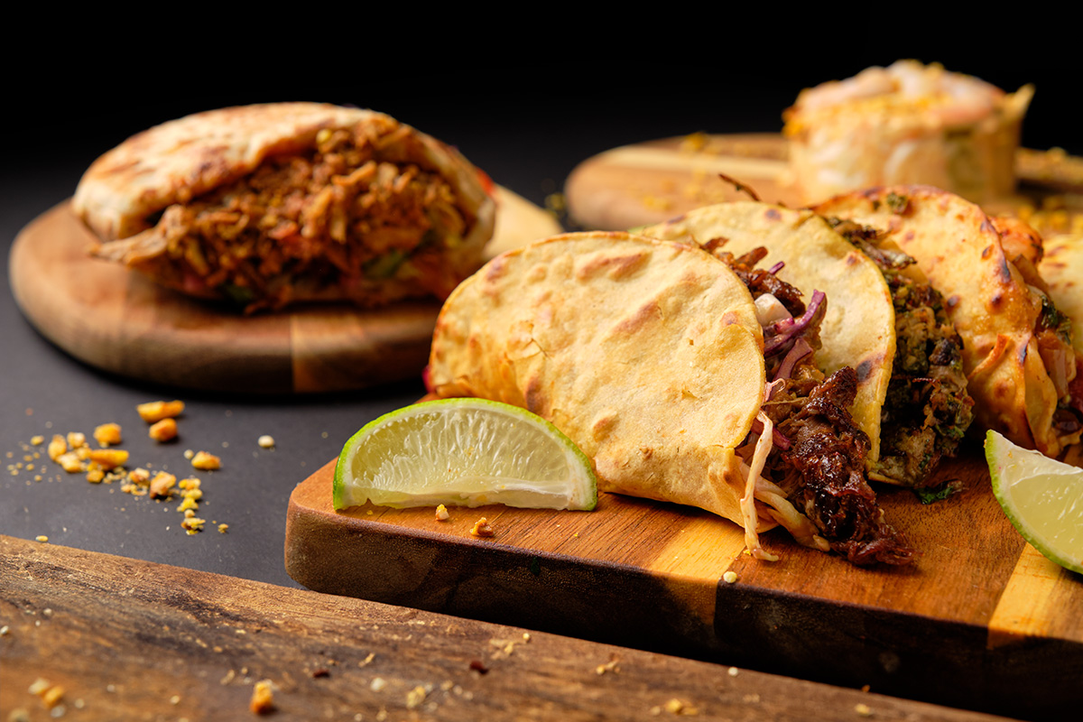 Taco con platos cubanos sobre tabla de madera