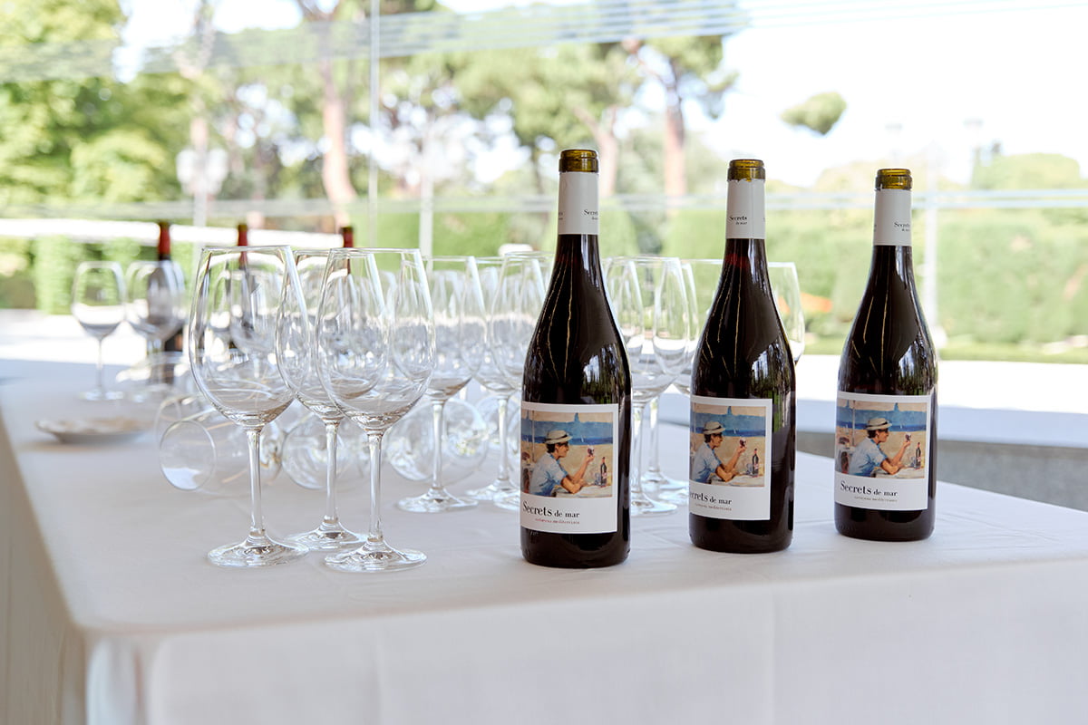 Botellas de vino sobre una mesa de catering