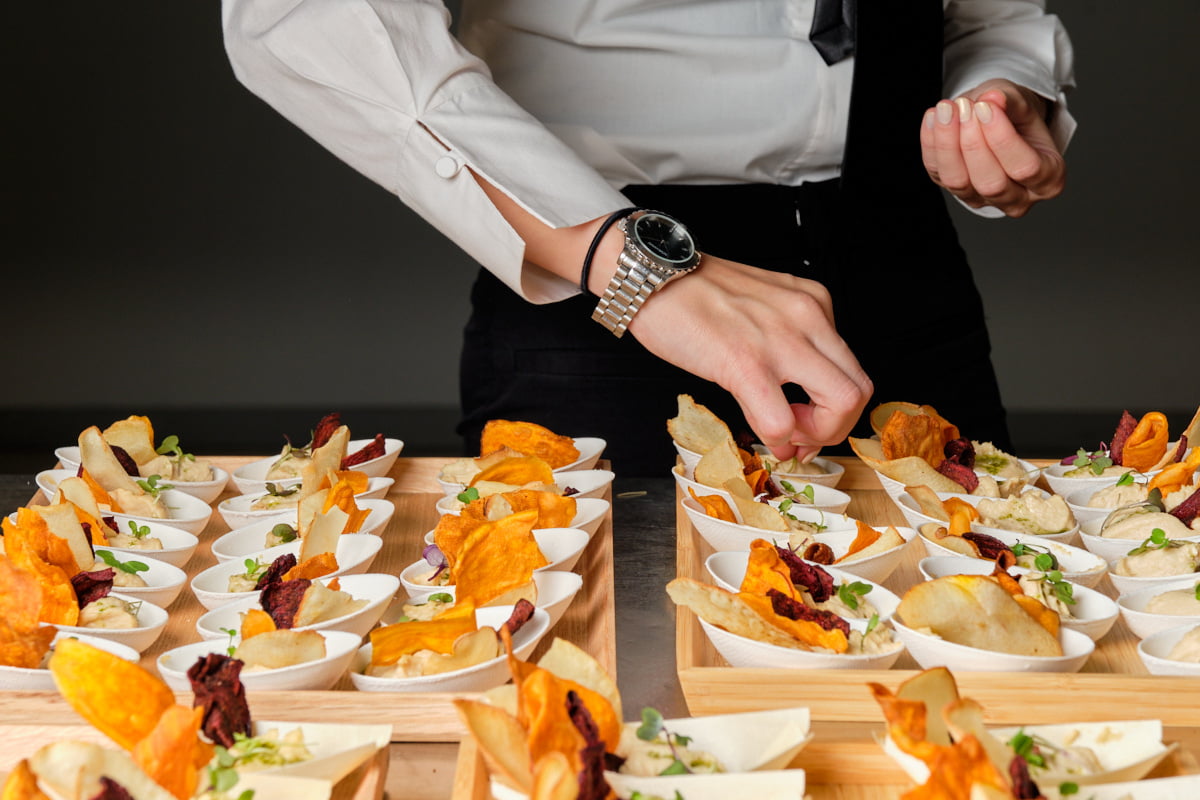 Camarero colocando una bandeja de catering