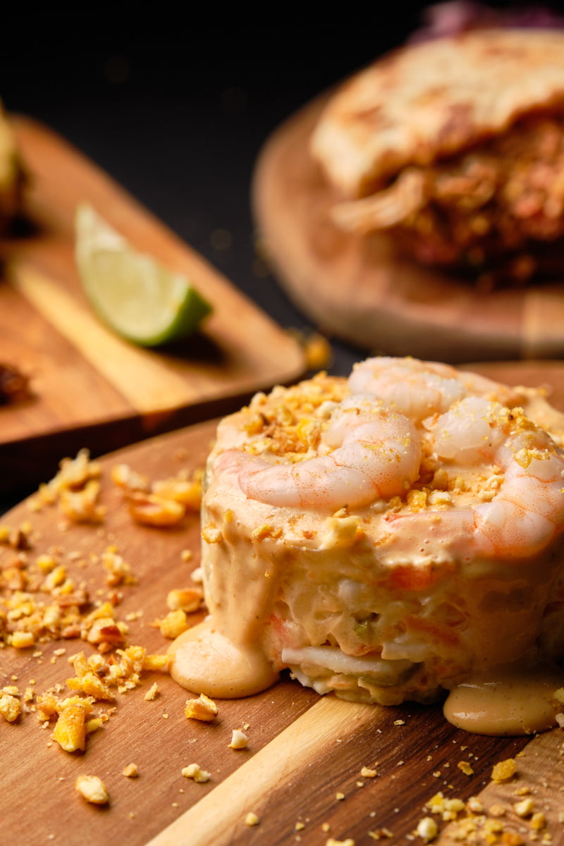 Ensaladilla rusa con gambas sobre tabla de madera