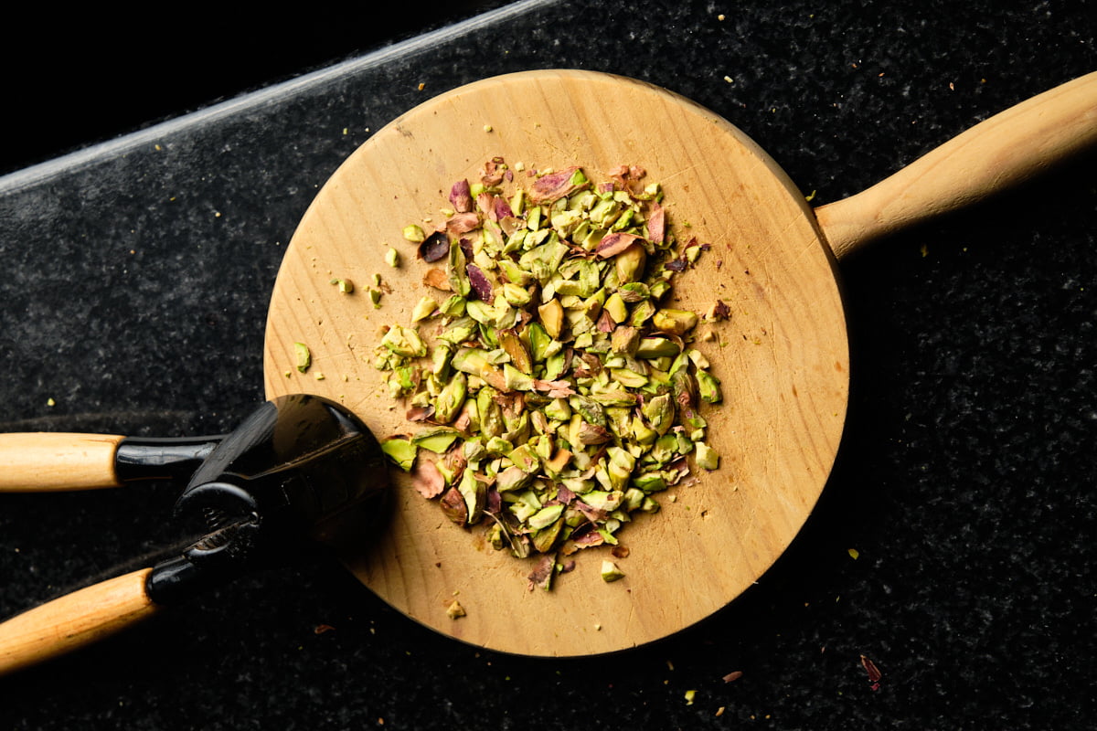 Pistachos machacados sobre tabla de madera