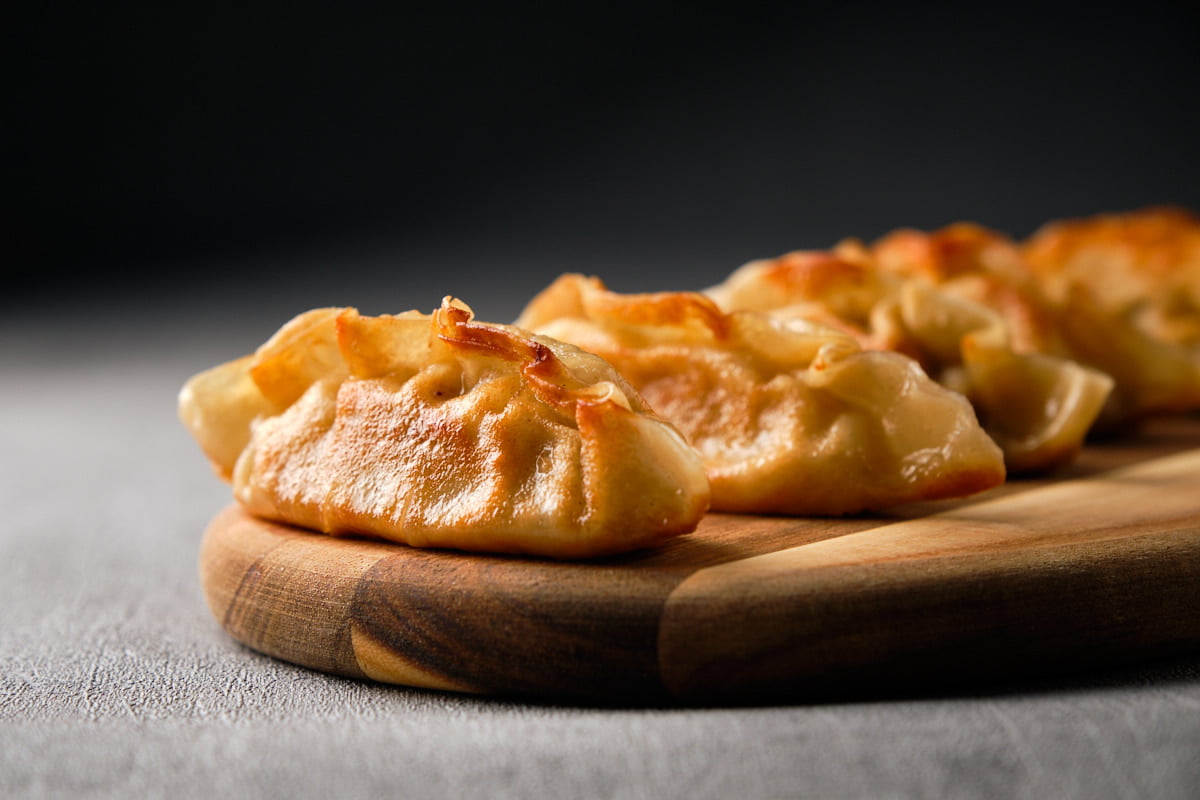 Gyozas sobre tabla de madera