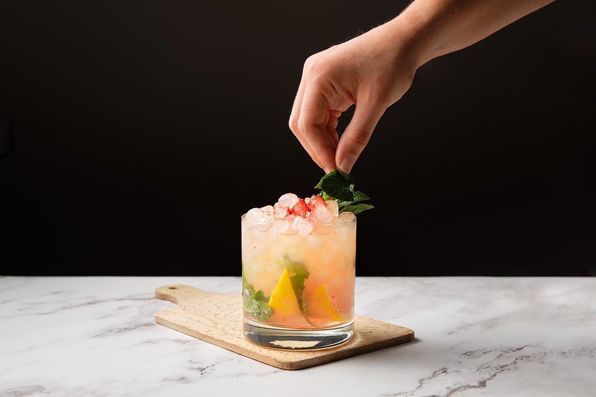 Preparando cóctel sobre mármol Cóctel en preparación sobre superficie de mármol