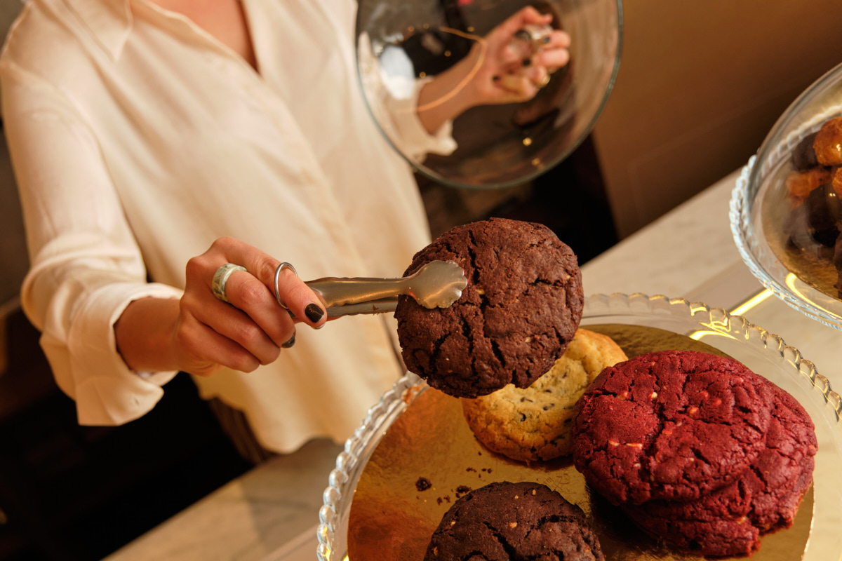 Mujer sirviendo galleta casera