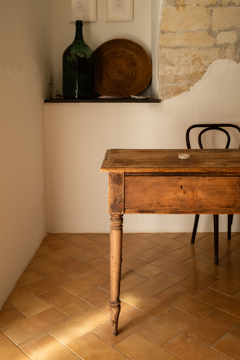 Mesa rústica en casa mediterránea