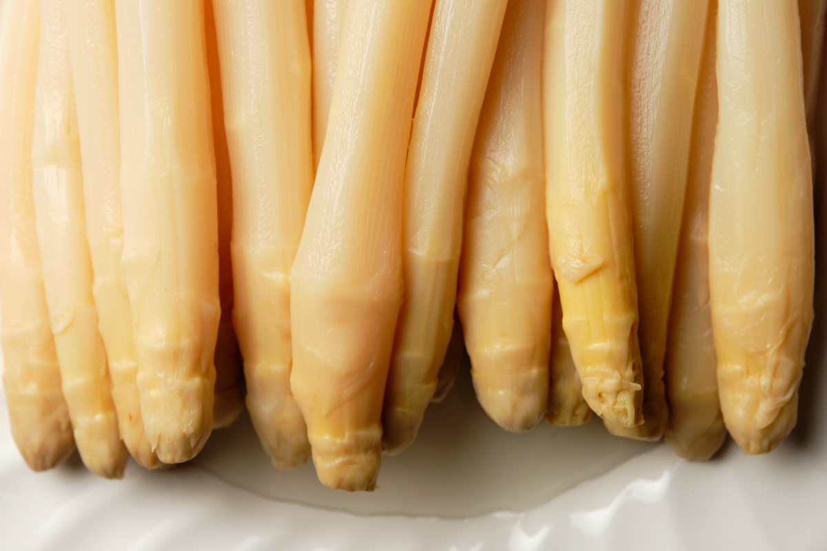 Primer plano detalle de espárragos sobre plato blanco