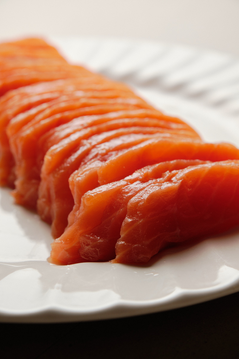 Primer plano detalle de salmón sobre plato blanco